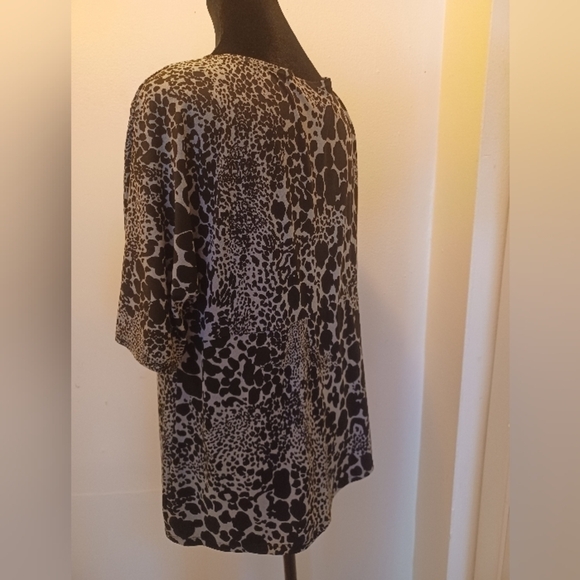 B- Slim cross front v neck blouse - Picture 4 of 5